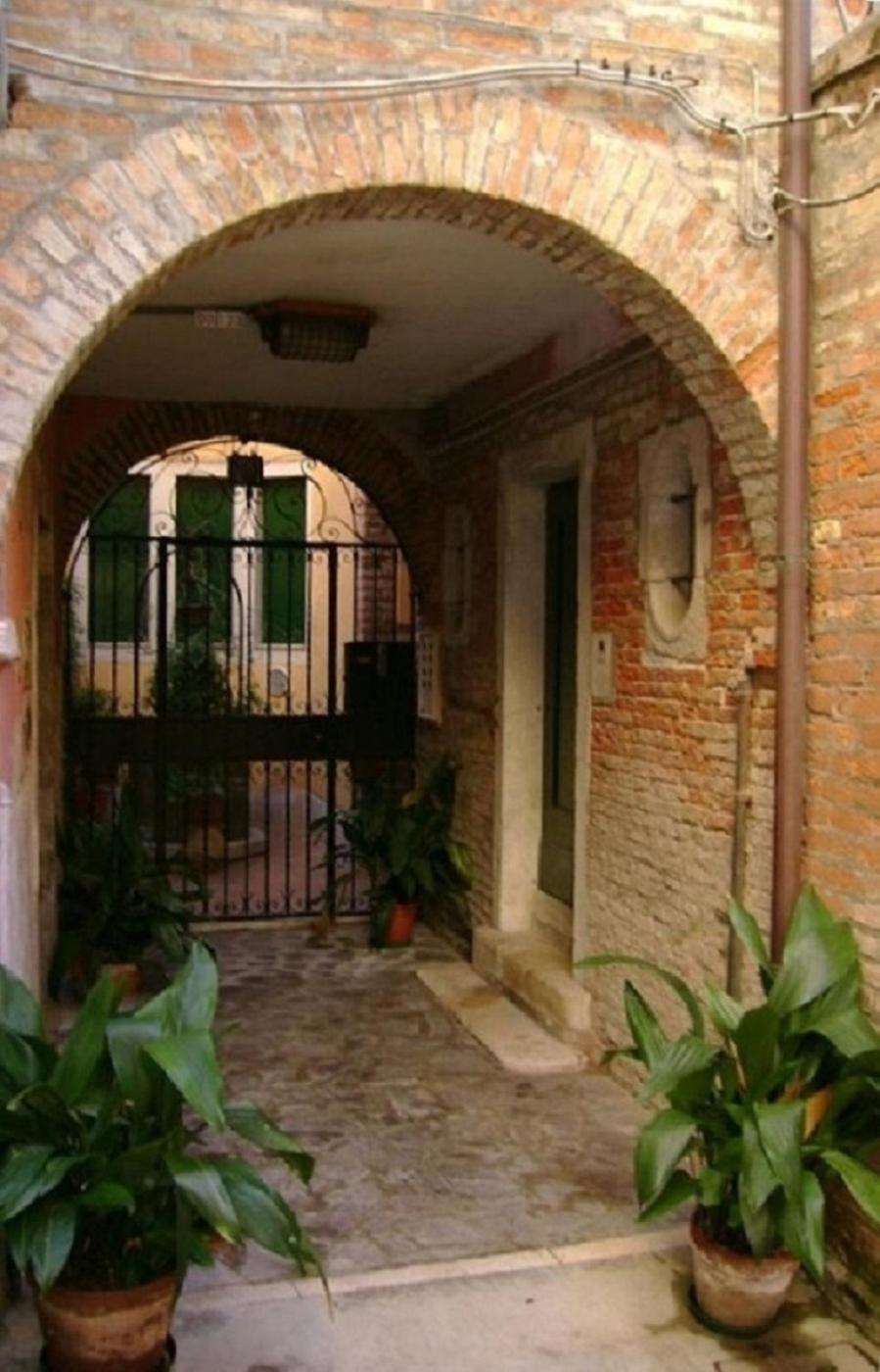 Ferienhaus San Barnaba Artist's District House